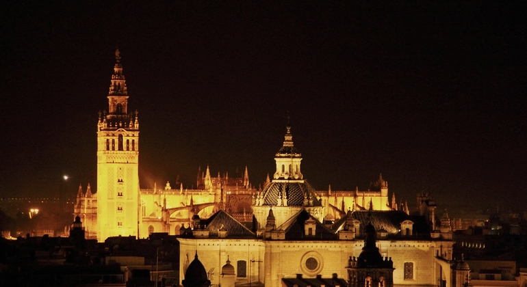 skyline de la giralda de noche